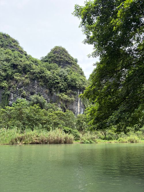 Free Scenic view of lush limestone karsts and serene water in Vietnam. Stock Photo