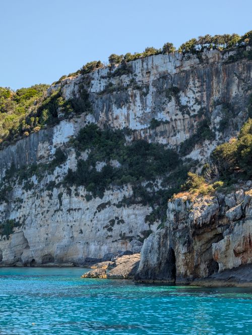 Free Explore the breathtaking cliffs and vibrant blue water, perfect for travel inspiration. Stock Photo