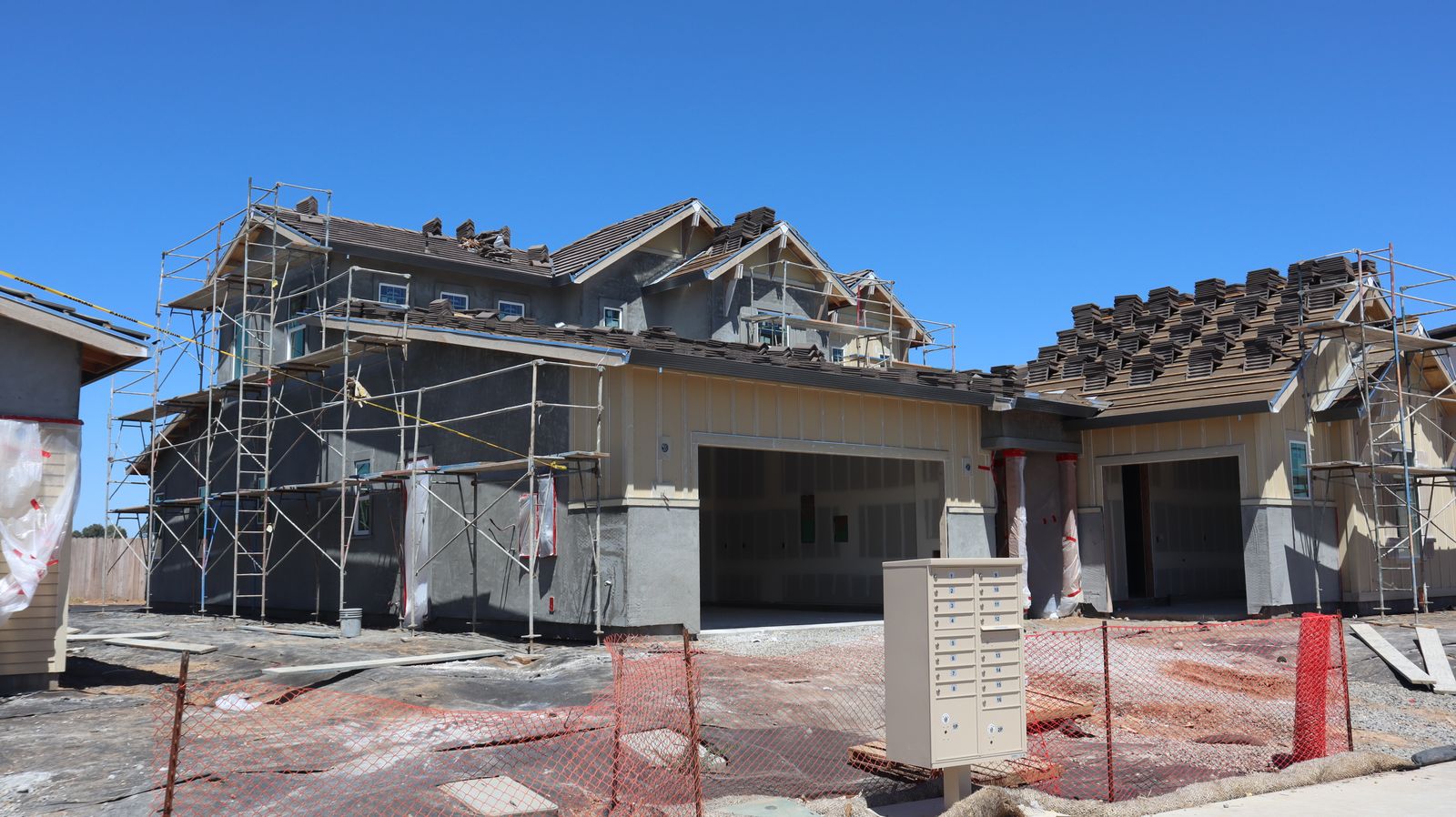 A modern house under construction — showing the coordination between land, professionals, and the building phase.