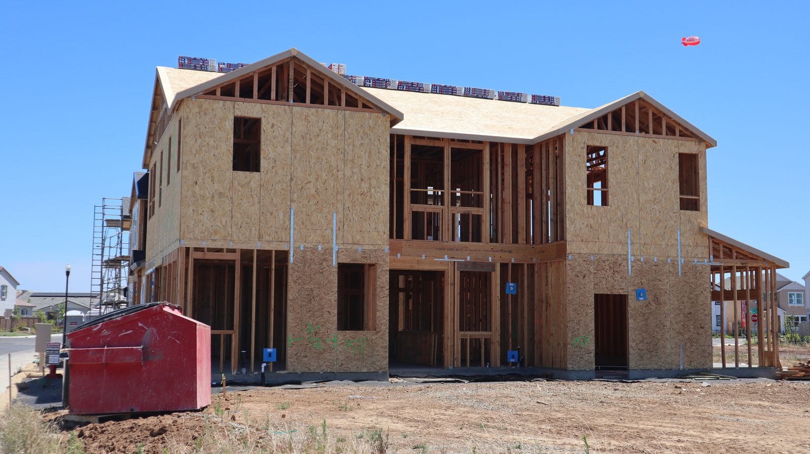 Casa en construcción con envolvente y aislamiento
