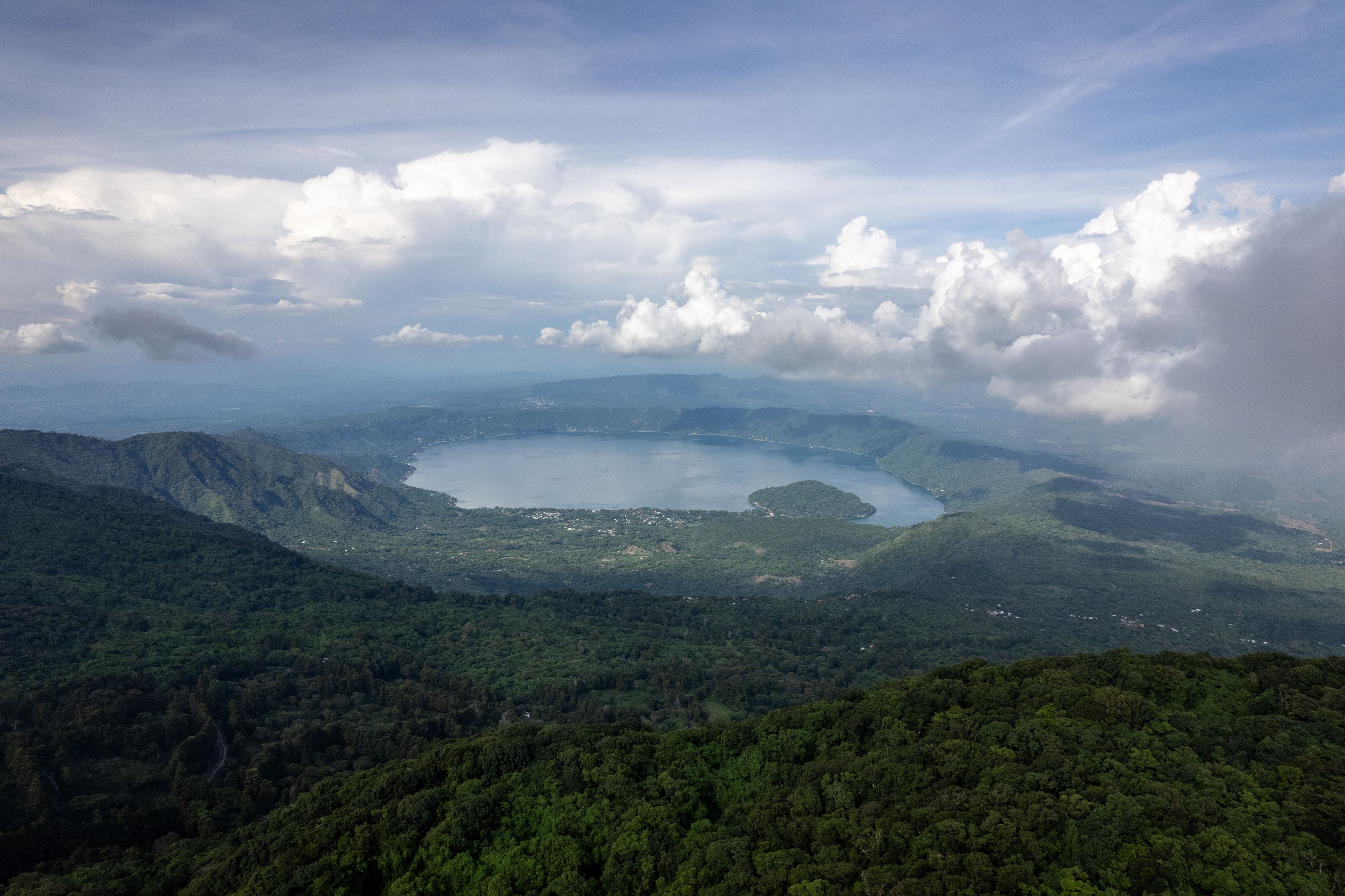 Paisagem verde com lago ao fundo