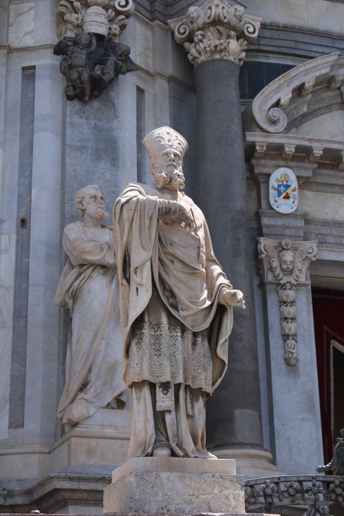 Free Intricate baroque stone sculptures set against classic Italian architecture in daylight. Stock Photo