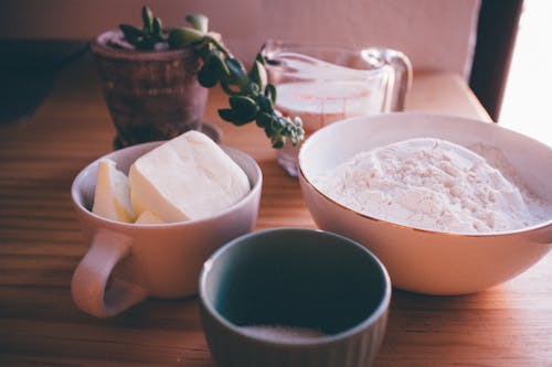 白色陶瓷碗面粉