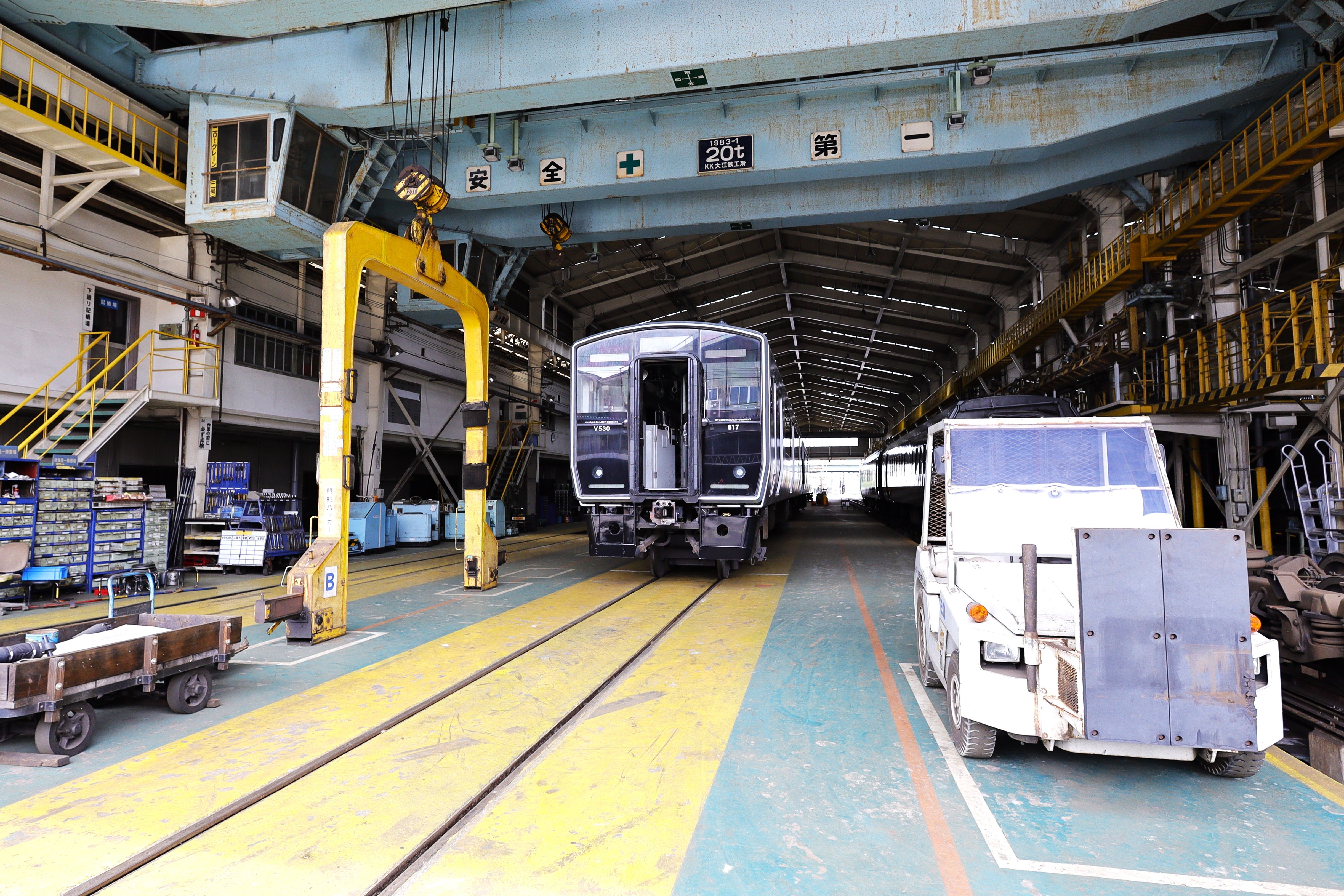 北九州にある鉄道車両整備工場の内部の様子。鉄道文化を垣間見ることができる。