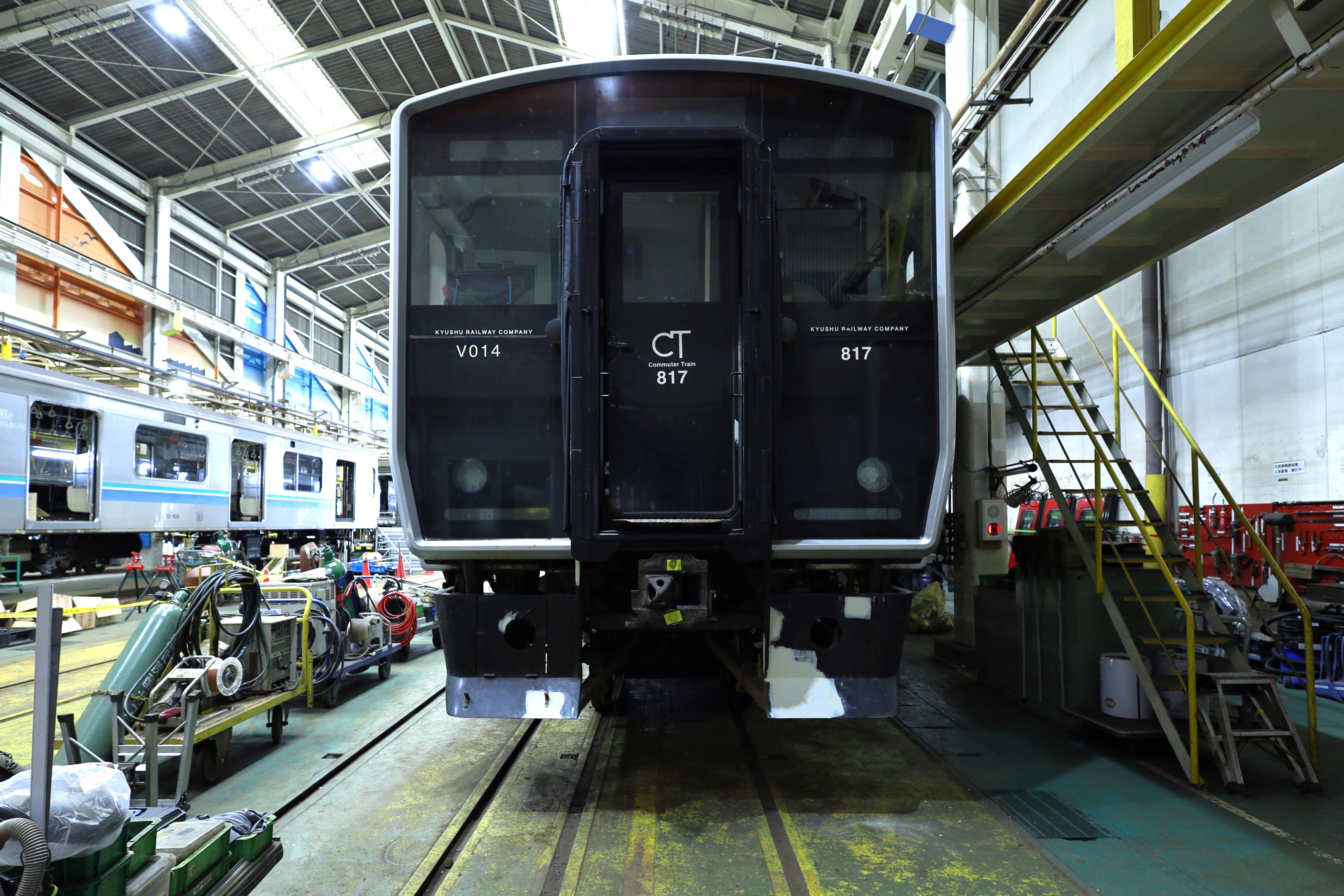 北九州の車両基地で整備中の通勤列車の内部の様子。
