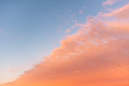 бесплатная Оранжевое и синее облачное небо во время заката Стоковое фото