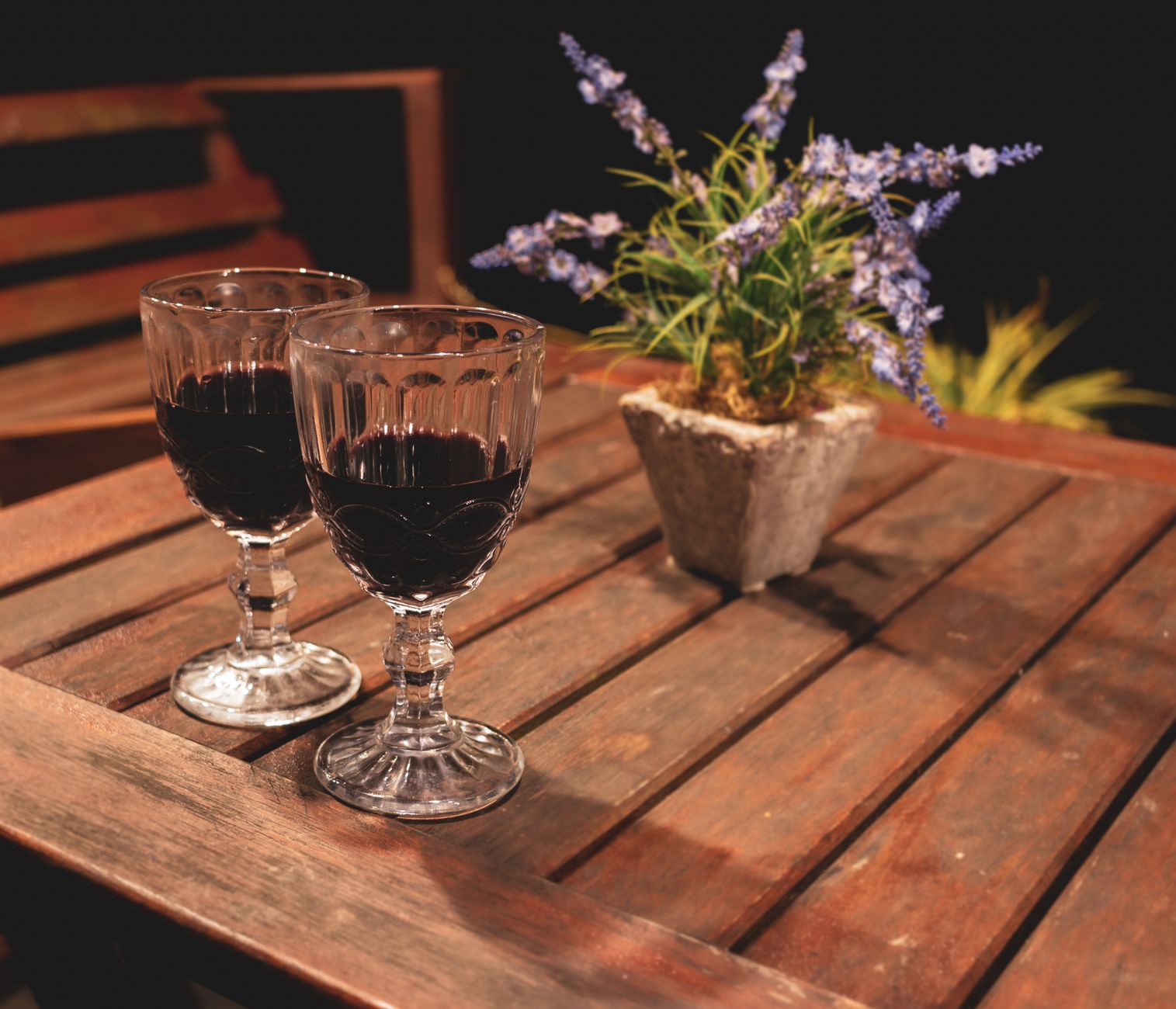 Dos copas en una mesa, al atardecer