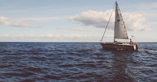 Boot Im Gewässer Unter Bewölktem Himmel