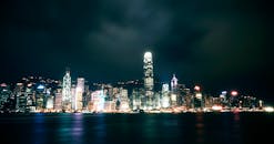 在宁静的夜色中，欣赏香港岛明亮的天际线