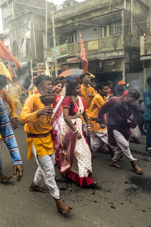 Free Colorful street procession during a Hindu festival with traditional attire and rituals. Stock Photo