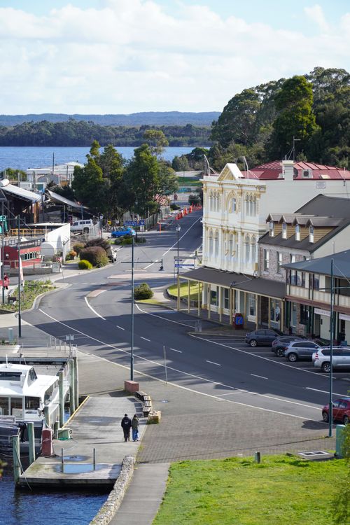 Free Charming street view of Strahan, Tasmania with waterfront and scenic landscape. Stock Photo