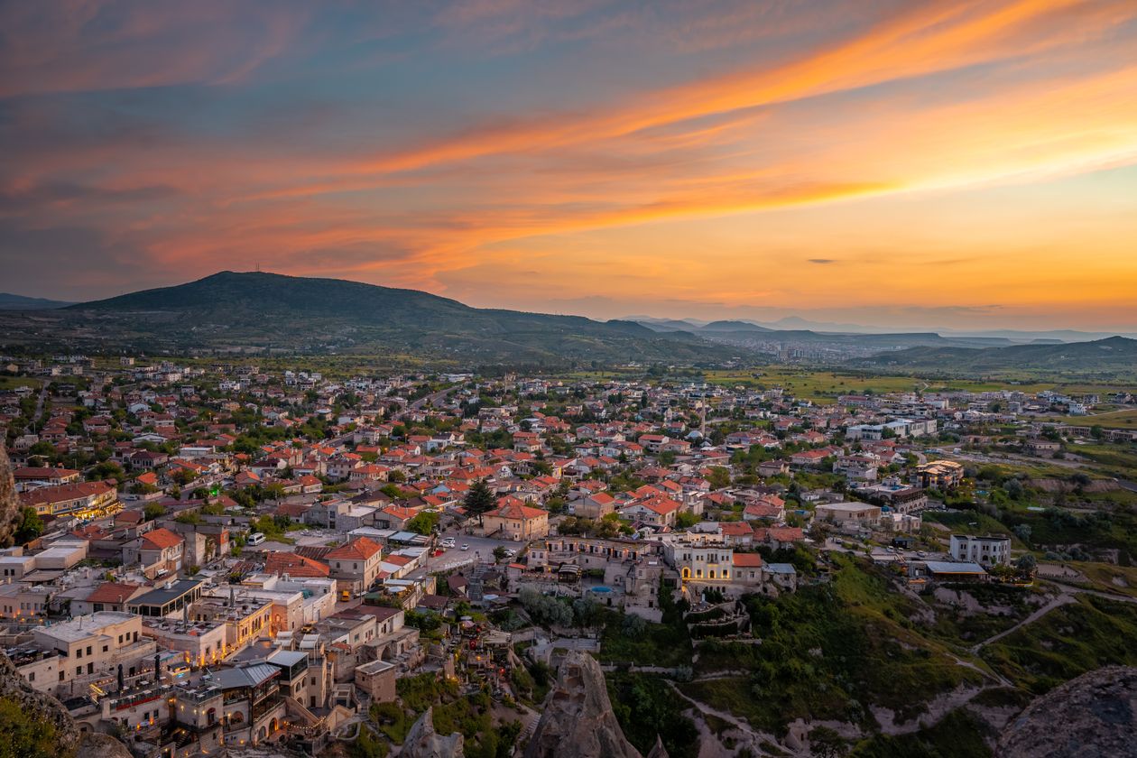 Cazare în Cappadocia: satul Uçhisar la apus, văzut de sus