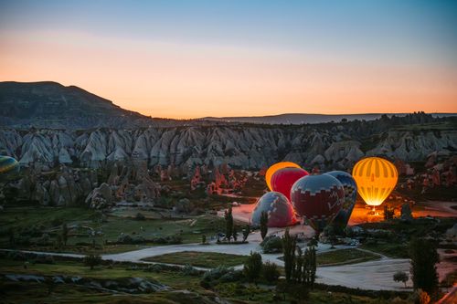 Free Colorful hot air balloons in Cappadocia, Türkiye during sunrise, perfect for travel and adventure themes. Stock Photo