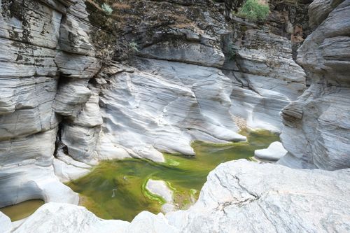 Free Stunning eroded rock formations with green algae in Uşak, Türkiye, showcasing natural beauty. Stock Photo