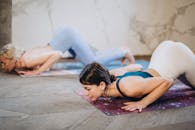 两名女性在室内练习瑜伽，注重力量和正念