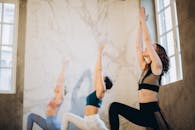 三名女性在室内练习瑜伽，注重平衡与健康