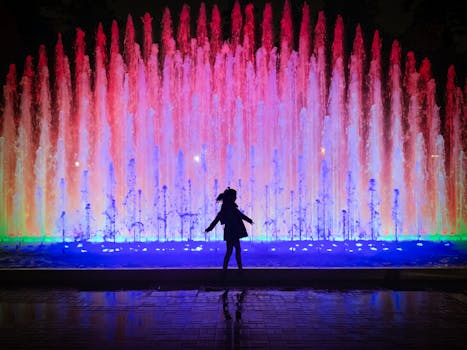 利马魔法水回路彩色发光喷泉前有一个人影