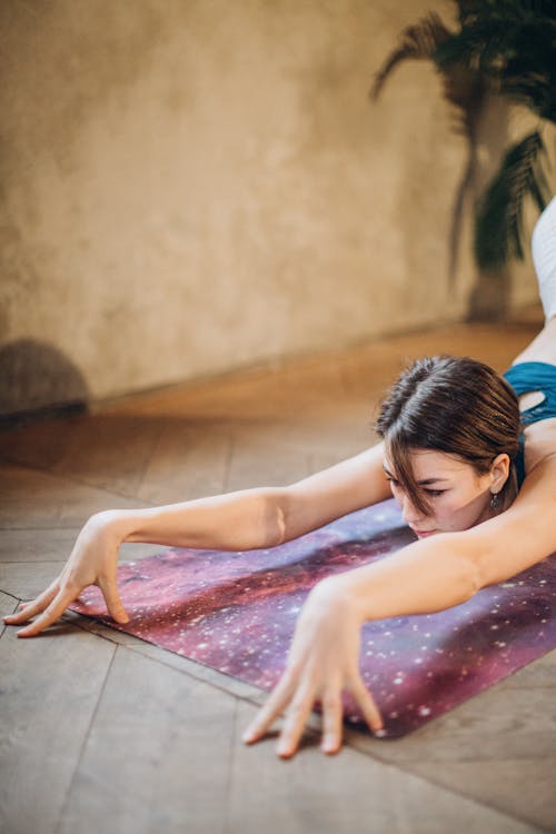 Femme Pratiquant Le Yoga Avec Les Doigts étirés