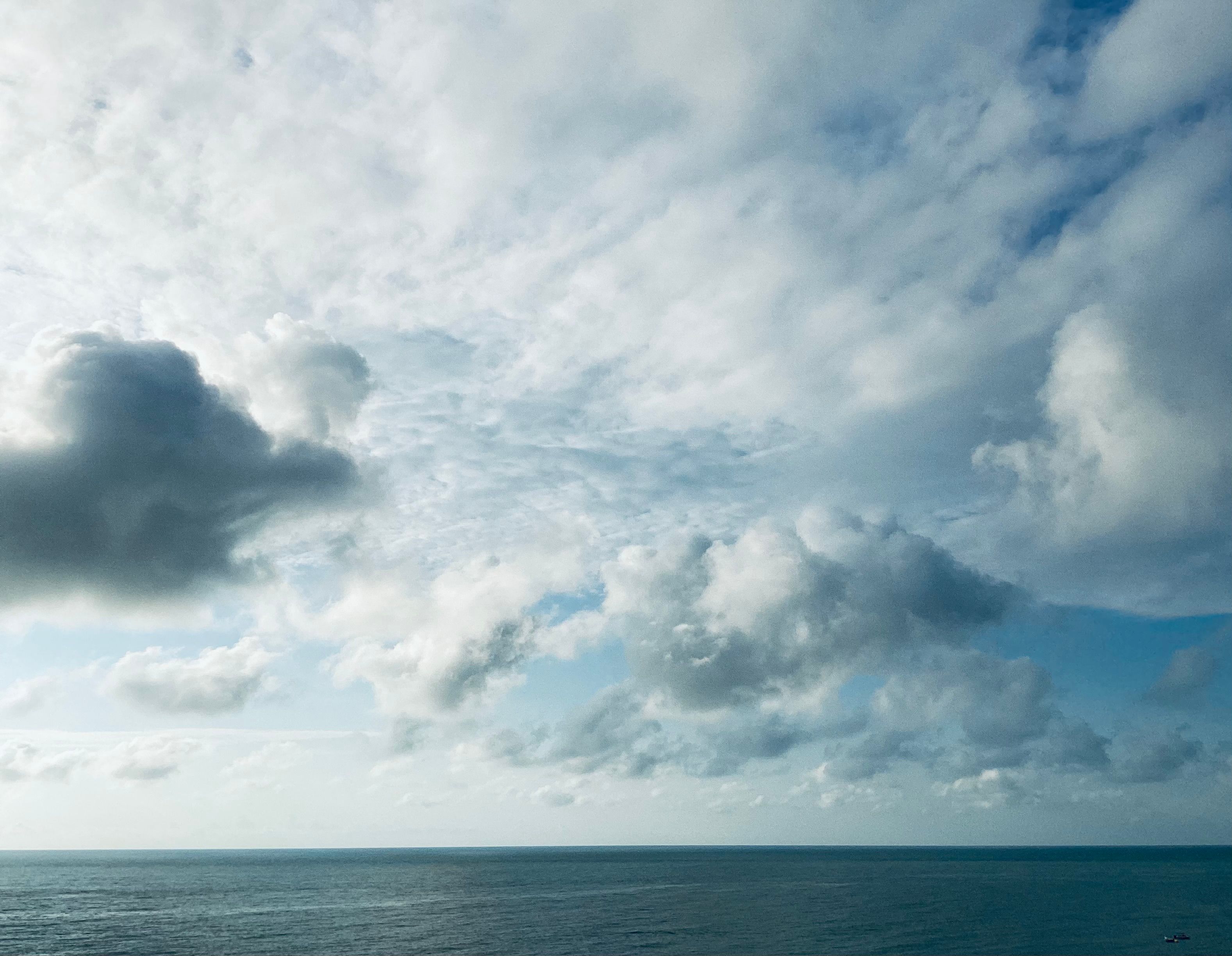 穏やかな海の上に広がる雲の景色は、静寂と開放感を与えてくれる。