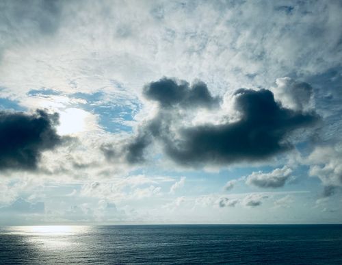 Free A serene ocean view with dramatic clouds and sunlight breaking through, creating a peaceful atmosphere. Stock Photo