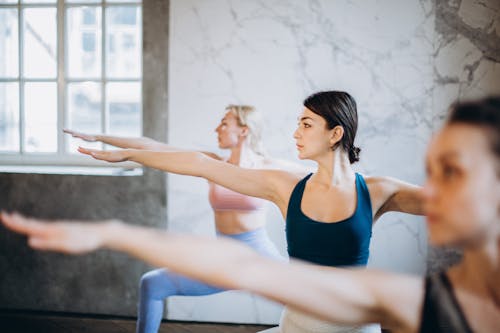 Femmes Pratiquant Le Yoga