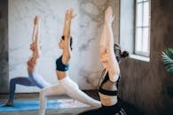 在明亮宁静的工作室里，女性正专注地练习瑜伽，追求正念与平衡