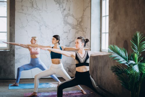 Женщины, практикующие йогу