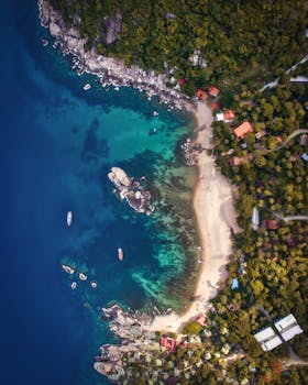 令人惊叹的航拍照片捕捉到了泰国岛屿僻静海滩的景象，蔚蓝的海水与郁郁葱葱的绿意交相辉映