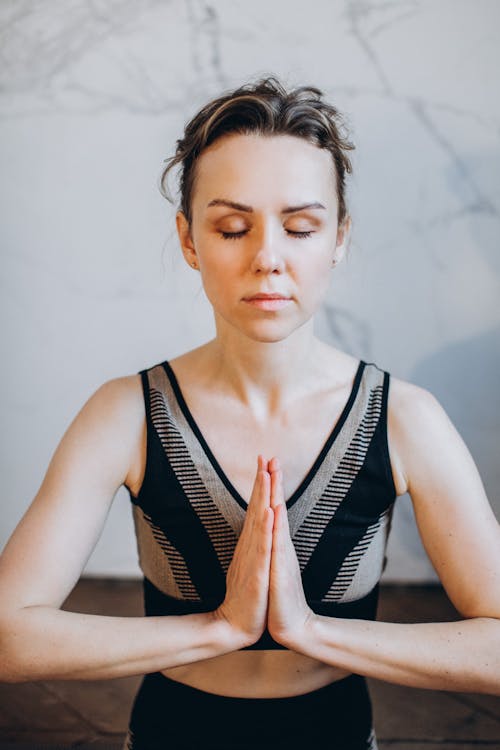 Mulher Morena Meditando