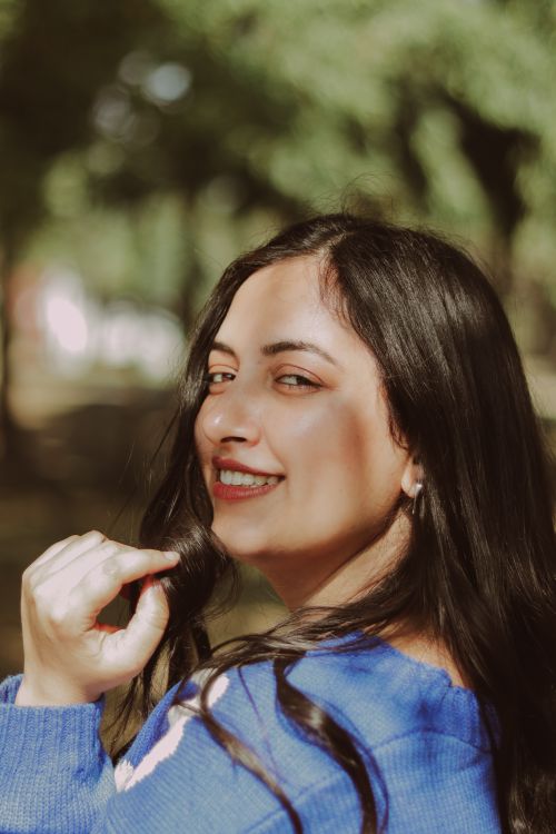 Free Portrait of a smiling woman in natural outdoor setting, highlighting a serene and joyful mood. Stock Photo
