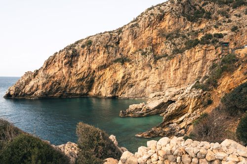 Free A stunning view of rocky cliffs by the Mediterranean Sea in Hatay, Türkiye, showcasing nature's beauty. Stock Photo