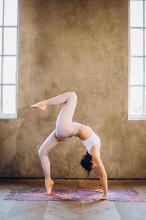 gratis Vrouw Beoefenen Van Yoga Stockfoto