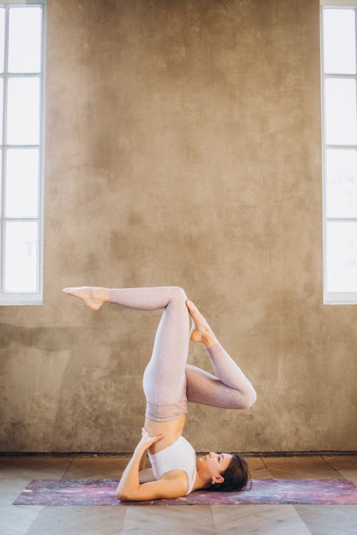 Vrouw Beoefenen Van Yoga