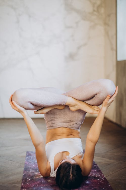 Free Frau, Die Yoga Praktiziert Stock Photo