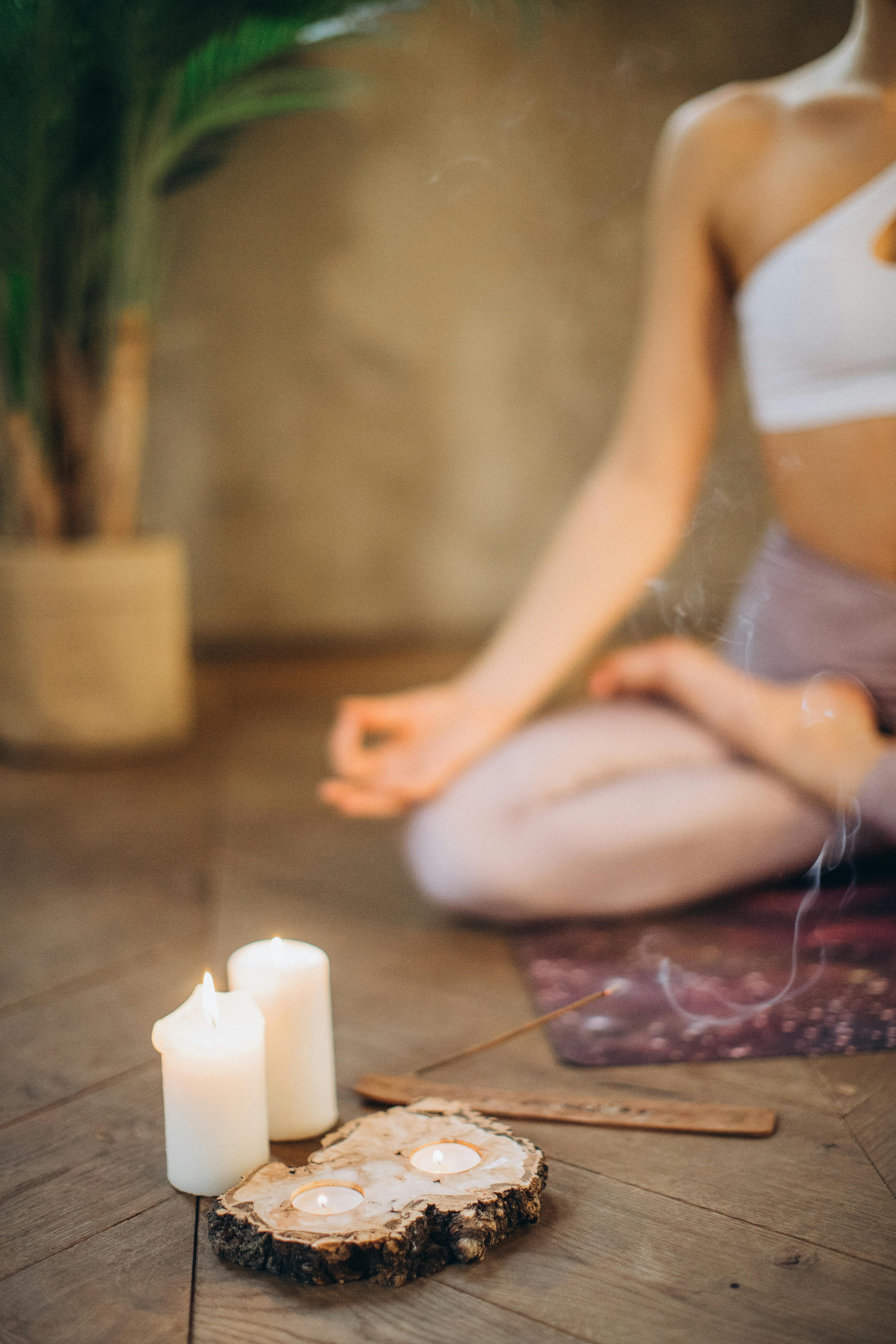 Velas E Incenso Para Meditação · Foto profissional gratuita