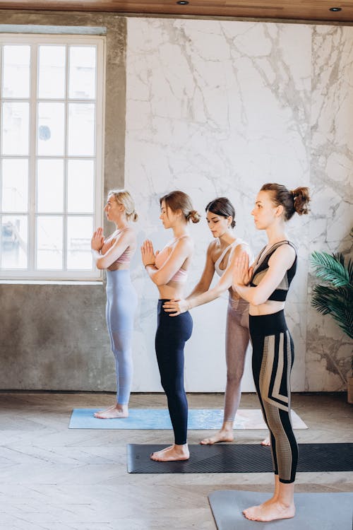 Ücretsiz Bir öğrenciye Yardım Eden Yoga Eğitmeni Stok Fotoğraflar