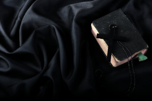Croce Nera Su Copertina Rigida Bibbia In Cima A Tessuto Nero