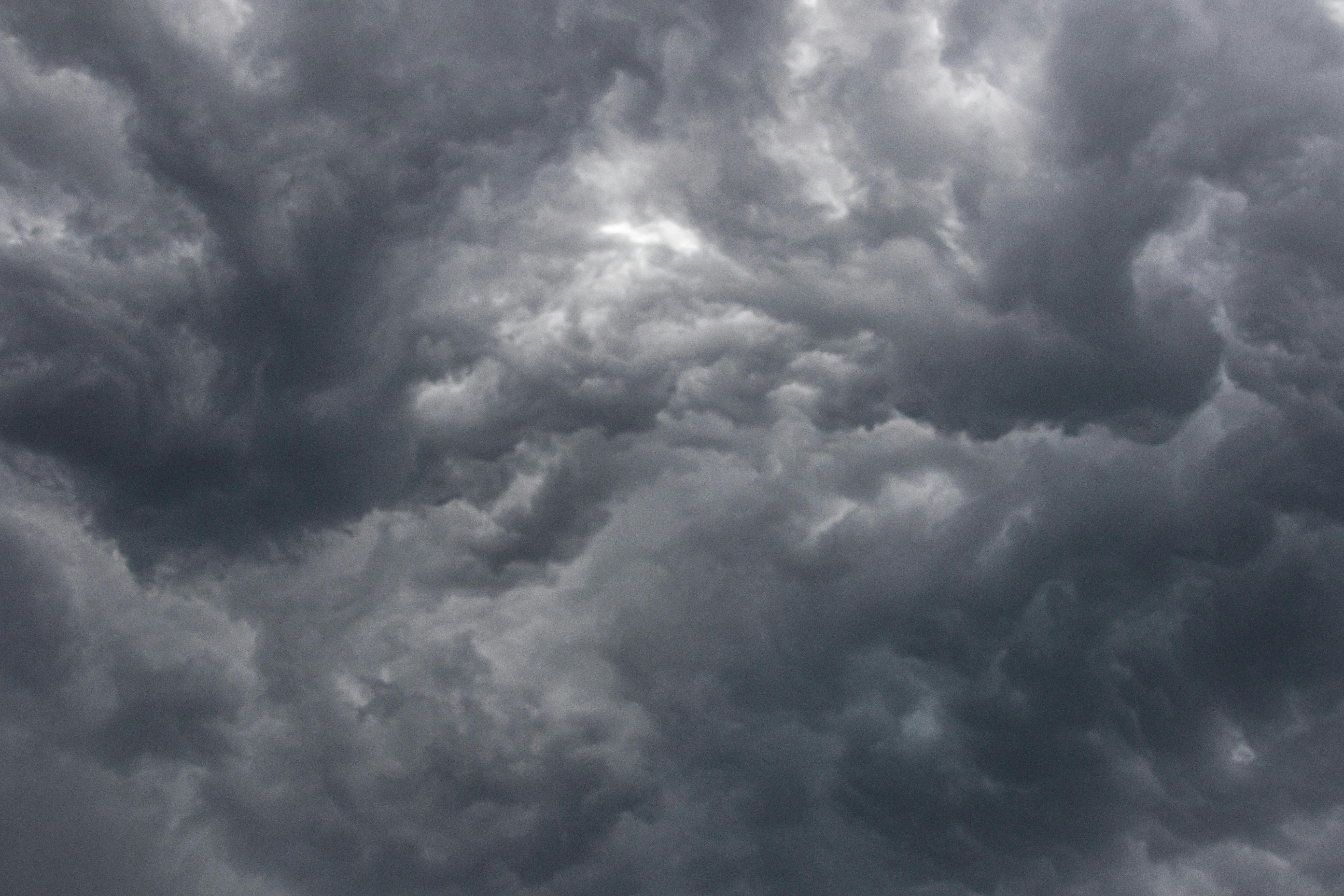 Femme faisant du yoga en pleine nature au lever du soleil