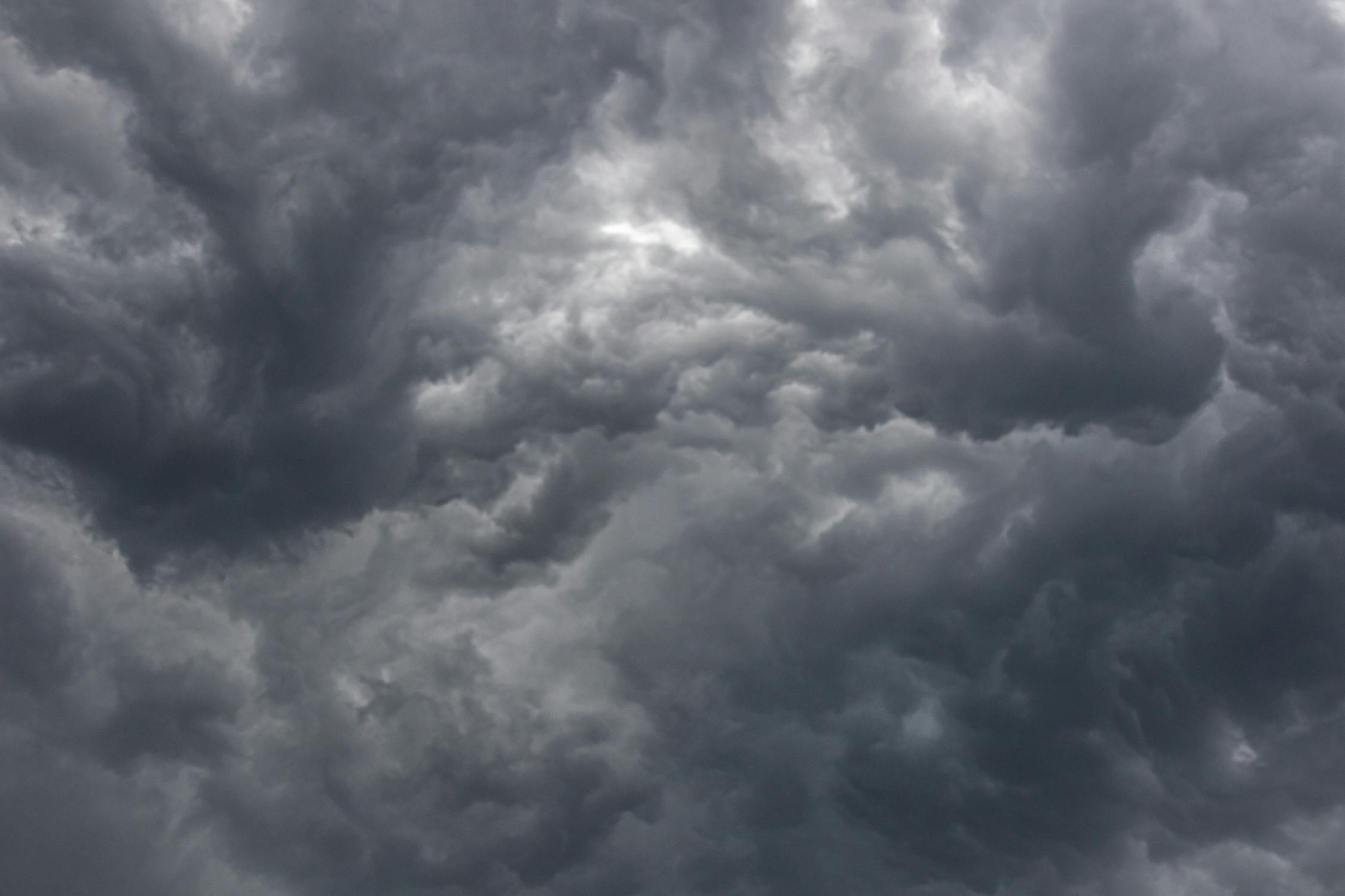 편안하게 앉아 눈을 감고 명상하는 사람