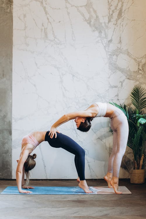 Frauen, Die Yoga Praktizieren