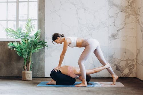 Hướng Dẫn Viên Yoga Giúp đỡ Học Viên