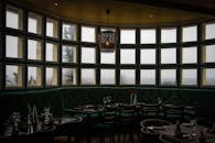 现代餐厅内，优雅的用餐区设有大窗户、舒适的座椅和柔和的灯光