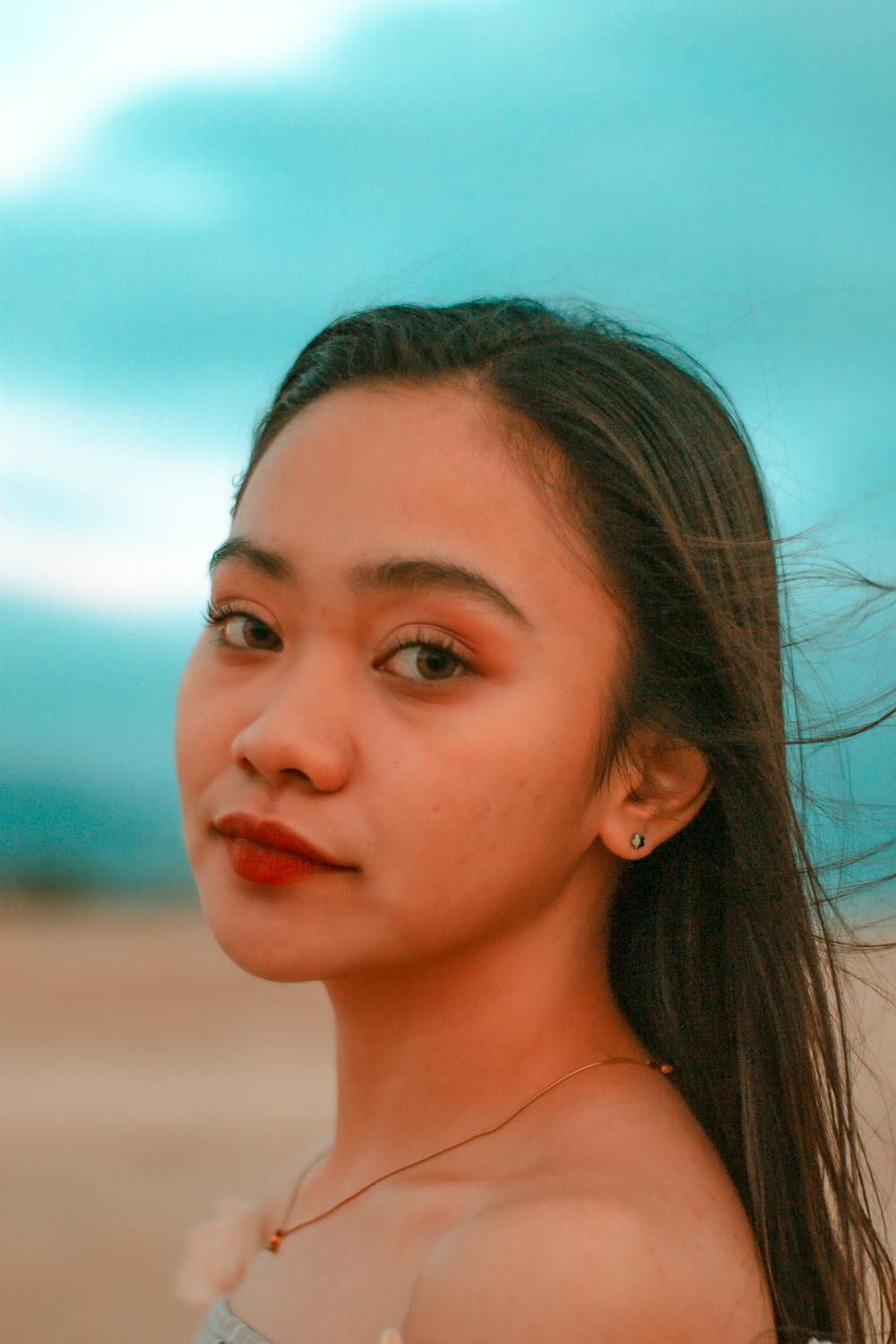 一个人在户外进行冥想,背景是日落和山脉,象征着平静与减压