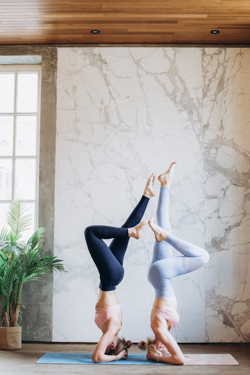 Frauen, Die Yoga Praktizieren