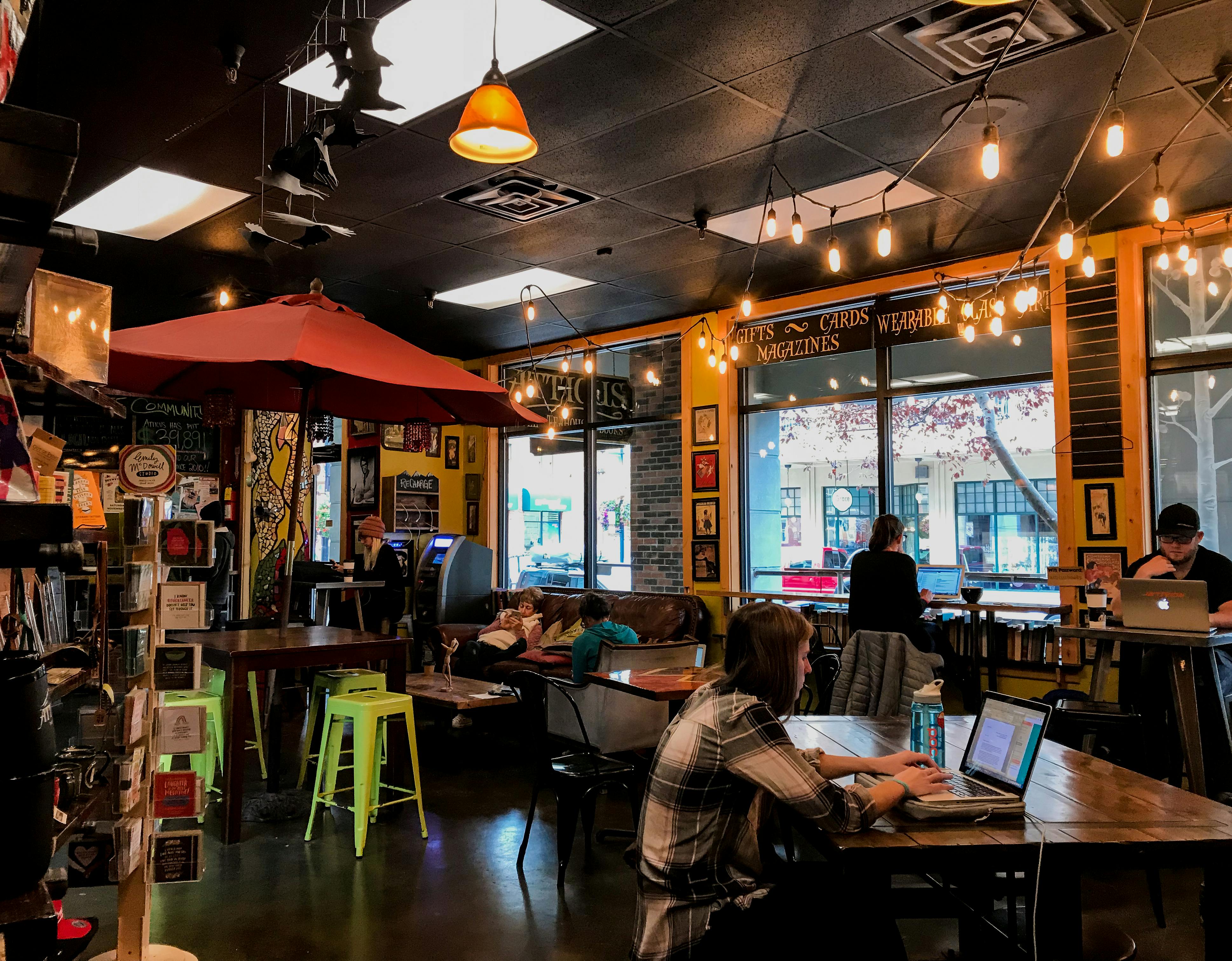 Person macht Atemübung mit Hand auf dem Bauch