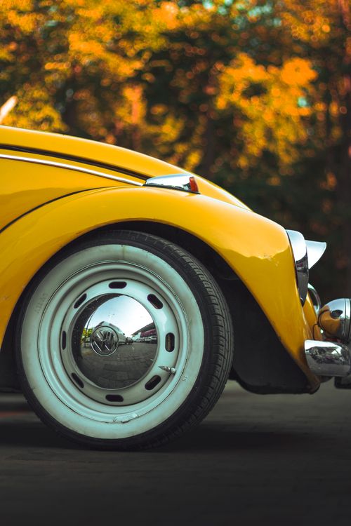 Free A classic yellow Volkswagen Beetle parked in an autumn setting in Bursa, Türkiye. Stock Photo