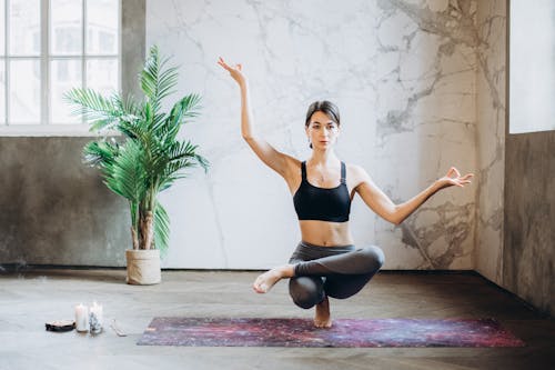 Frau, Die Yoga Praktiziert