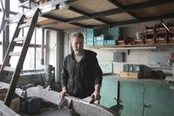 一位留着胡子的男子在乡村车间里加工金属件