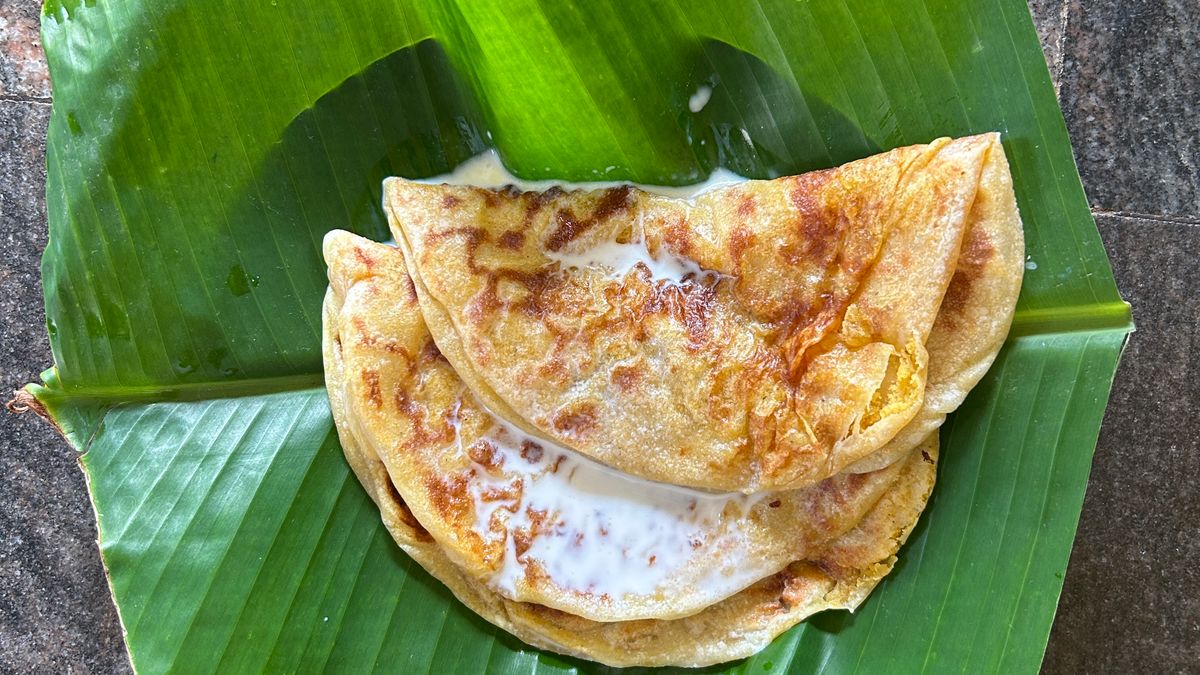 South Indian pancakes served on a fresh banana leaf (Satvik Catering in Vellore)