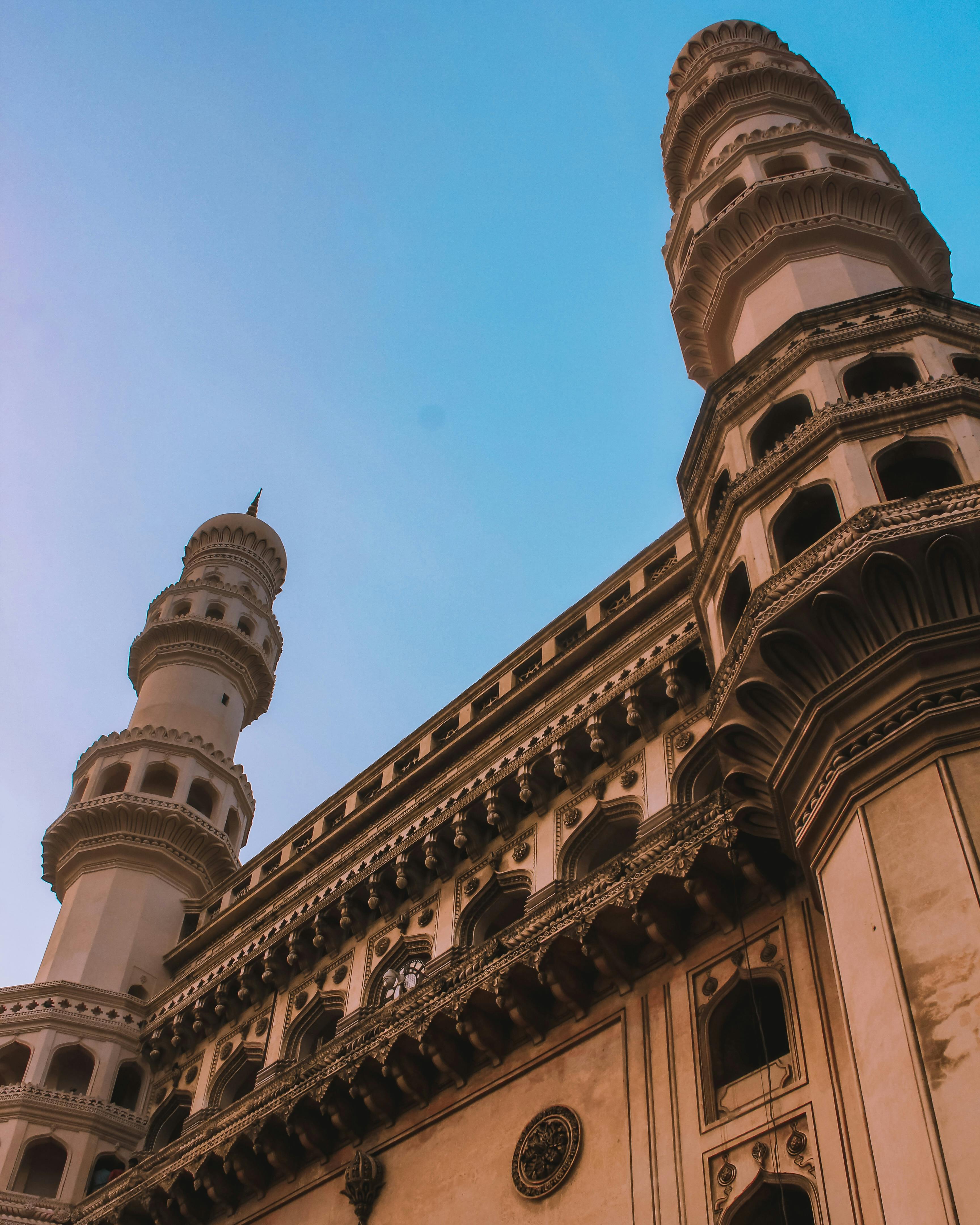 Eine Person sitzt in einer Meditationshaltung und atmet ruhig.